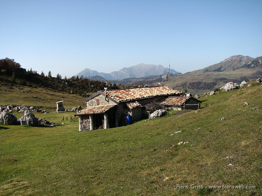 cancervo 127.jpg - La Baita del Cancervo vista alle spalle, sullo sfondo le Grigne